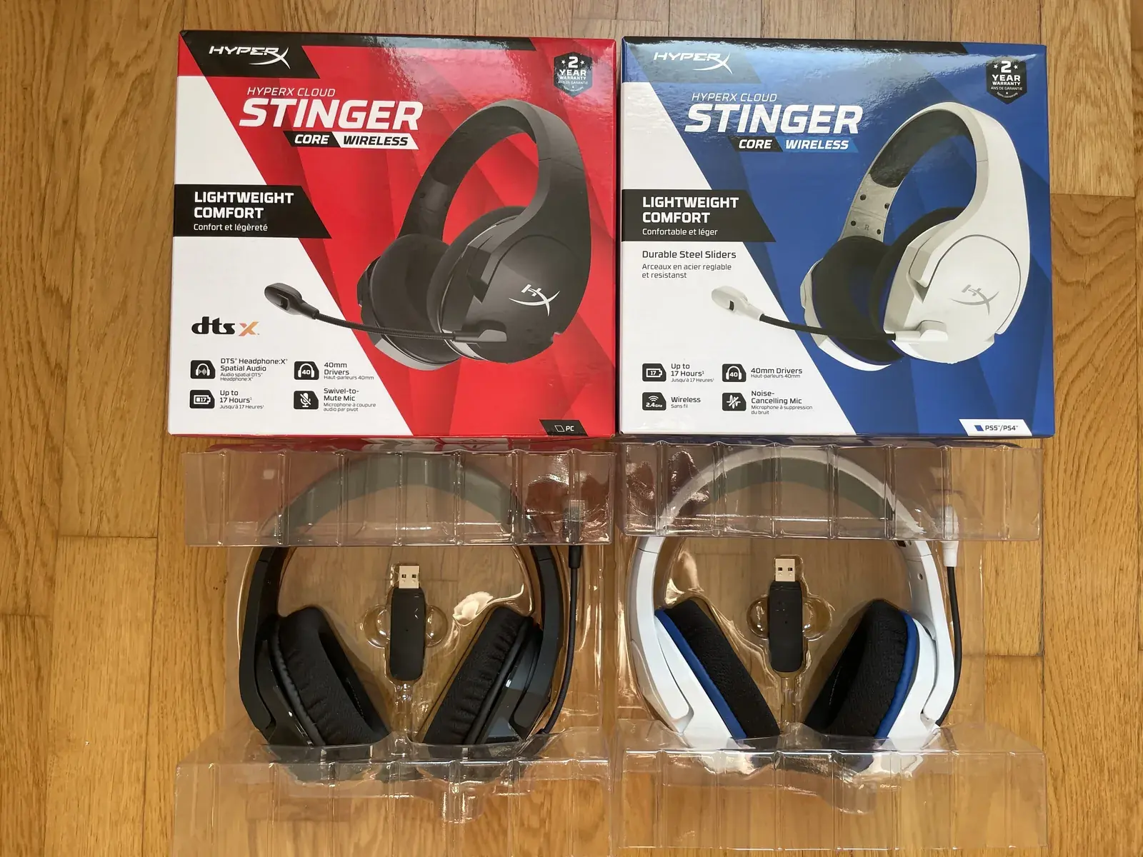 Чорна та біла гарнітура HyperX Cloud Stinger Core Wireless у розпакованих коробках